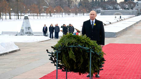 Putin rinde homenaje a las víctimas del bloqueo de Leningrado ante el monumento a la Madre Patria (VIDEO)