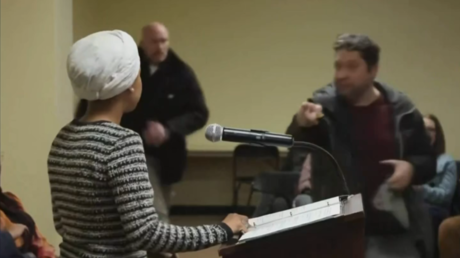 Un hombre irrumpe con una jeringa y rocía a la congresista Ilhan Omar en un evento en Mineápolis (VIDEO)