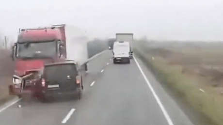 FUERTE VIDEO: Siete hinchas de fútbol mueren al chocar de frente contra un camión
