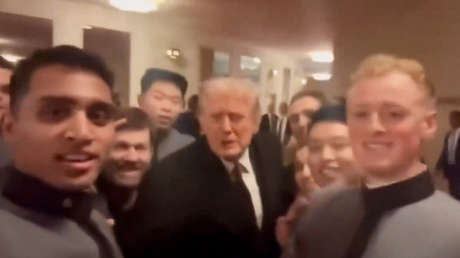 "¡Vamos Ejército!": Trump se toma una selfi grupal con cadetes (VIDEO)