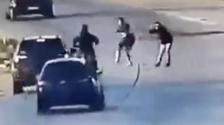 Intenta robar una moto en marcha y acaba 'volando' por los aires (VIDEO)