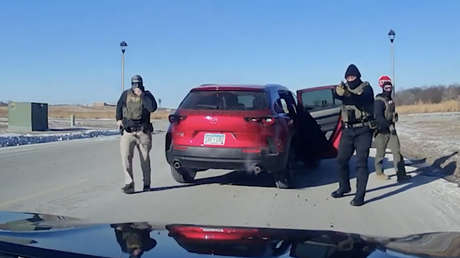 El ICE persigue, acorrala y encañona a una mujer que grababa sus acciones (VIDEO)