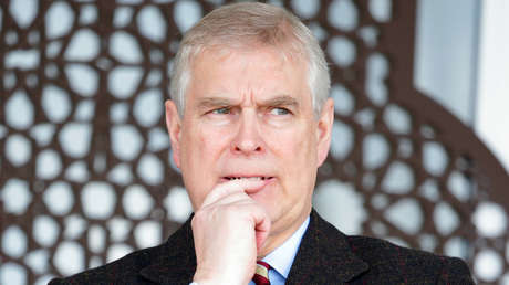 Nuevos documentos de Epstein incluyen fotos comprometedoras del expríncipe Andrés junto a una mujer