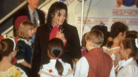 "Los niños quieren tocarme": revelan grabaciones inquietantes de Michael Jackson