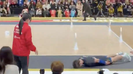 Arrepentimiento total: golpea a una mujer en un saque de voleibol y sus disculpas se roban el 'show' (VIDEO)