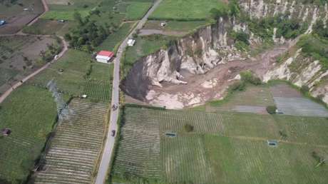 VIDEO IMPACTANTE: Aterrador socavón se traga una carretera y continúa expandiéndose