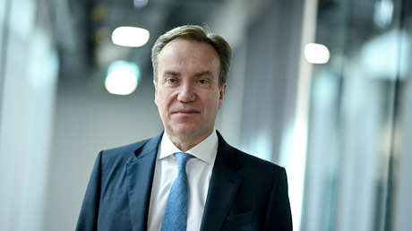 El Foro de Davos investiga a su propio presidente por sus vínculos con Epstein