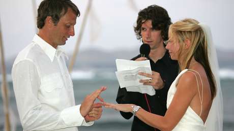 El icónico patinador Tony Hawk comenta rumores de que celebró su boda en la isla de Epstein
