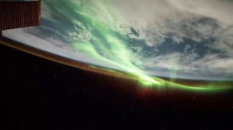 VIDEO: Auroras verdes y un resplandor naranja sobre la Tierra cautivan a la EEI