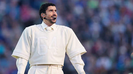 Bad Bunny 'entrega' su Grammy a un niño en el medio tiempo del Super Bowl (y no es Liam Ramos)