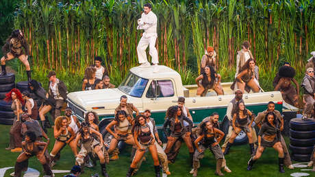 'Influencer' se jacta de concierto "totalmente estadounidense" en pleno 'show' de Bad Bunny (VIDEO)