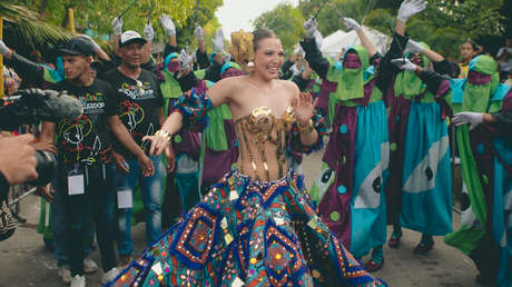 VIDEO: Un hombre besa por la fuerza a una reina de Carnaval en pleno desfile