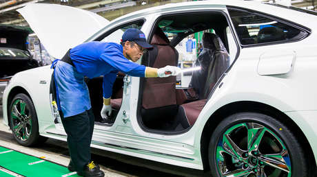 Gigante automotriz retira unos 141.000 autos por puertas que pueden abrirse en movimiento