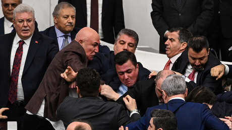 VIDEOS: vuelan puñetazos en el Parlamento de Turquía durante juramento de un ministro