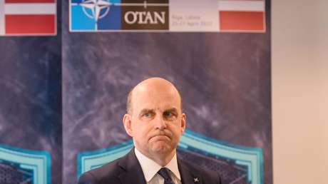 Alto funcionario de la OTAN usa residencia diplomática para hospedar a su joven enamorada