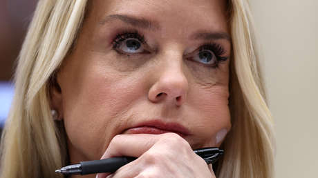 "Fue una ejecución y no lo investigó": congresista encara a fiscal general de EE.UU. por las muertes a manos del ICE