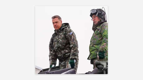 VIDEO: Presidente de país europeo juega a los soldados y se sube a un tanque