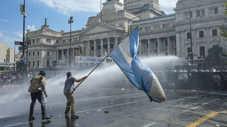 VIDEOS: Enfrentamientos entre manifestantes y la Policía frente al Congreso de Argentina