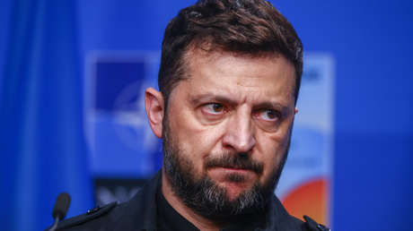 FOTO: Zelenski posa orgulloso ante insignias de corte neonazi