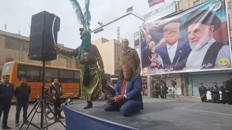 VIDEO: 'Trump' arrodillado y decapitado en una representación callejera en Irán