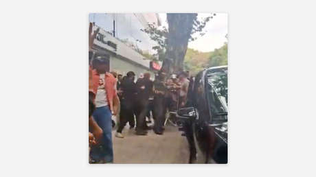 VIDEO: Una joven 'therian' intenta atacar a una banda de pop colombiana en Buenos Aires