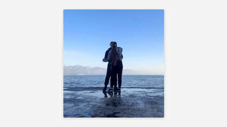 VIDEO: 'Intruso' inesperado arruina la grabación romántica de una pareja