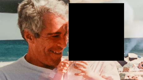 Epstein recibió mensajes sobre "niñas pequeñas con buen cuerpo" de Letonia