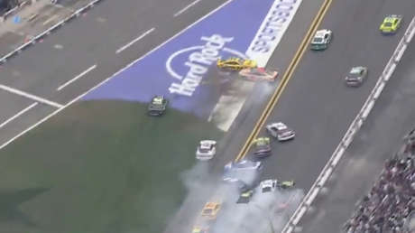 Aparatoso accidente involucra a 20 conductores en carrera deportiva (VIDEO)