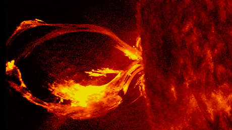 VIDEO: Potente llamarada se produce en la cara oculta del Sol