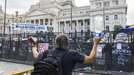 ¿Cobrar menos si enfermas? Un artículo de la reforma laboral argentina queda en la cuerda floja
