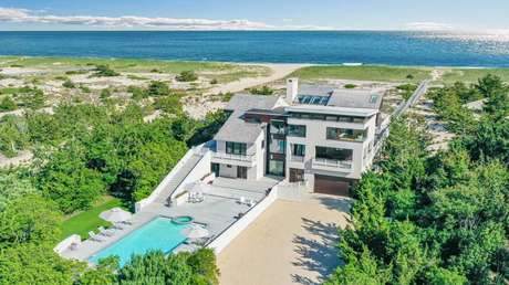 Epstein planeó "fines de semana de chicas" en un lujoso destino vacacional con extrañas pernoctaciones