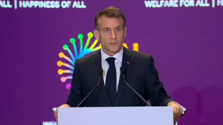 Macron insta a un país del BRICS a unirse a su "club" y tomar medidas contra las redes