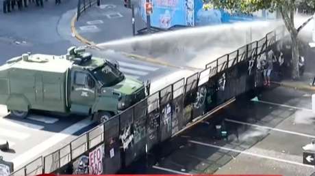 VIDEOS: Policía argentina dispersa a manifestantes con tanqueta de agua
