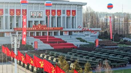 VIDEO de Kim Jong-un manejando un lanzacohetes móvil
