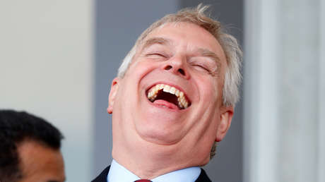 PERTURBADORAS FOTOS del expríncipe Andrés jugando con un niño y una pelota con pezón en relieve