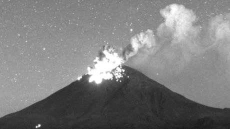 VIDEO: El volcán más activo de México emite gases y ceniza 29 veces en un día