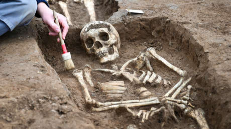 Decapitaciones, huesos apilados y cráneo trepanado: desentierran una "fosa de ejecución" de la época vikinga