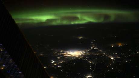Luces urbanas vs. aurora boreal: imágenes desde la EEI muestran el brillo de grandes ciudades rusas