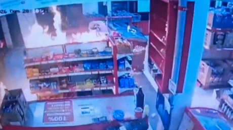 VIDEO: Hombres encapuchados incendian una tienda durante ola de narcoviolencia en México