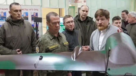 Rusia es "país puntero" en el ámbito de drones: Medvédev inspecciona unidad de fuerzas de aviación no tripulada