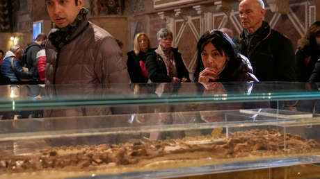 Muestran por primera vez los restos de un legendario santo muerto hace 800 años (FOTO)