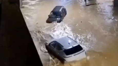 VIDEO: Coches flotan en las calles por las fuertes inundaciones en Brasil