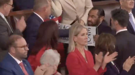 Expulsan a congresista demócrata que exhibía un cartel durante el discurso de Trump (VIDEO)