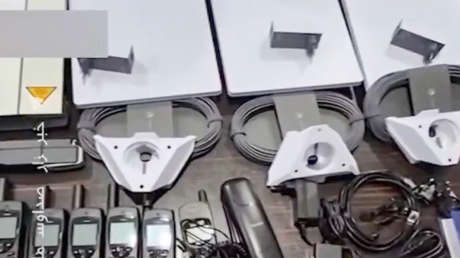 VIDEO: Pillan en Irán a un diplomático neerlandés con módems Starlink y celulares de contrabando