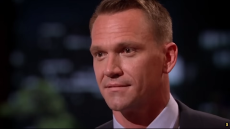 Arrestan a multimillonario estadounidense por posesión de pornografía infantil