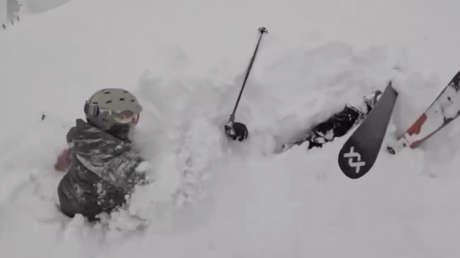Esquiadores viven segundos de angustia ante un hombre sepultado bajo la nieve (VIDEO)