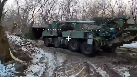 Obús y tanque: drones rusos devastan con impactos precisos posiciones camufladas ucranianas (VIDEO)