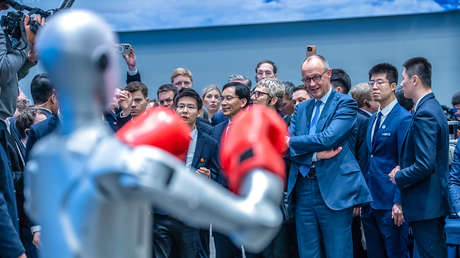 VIDEO: Robots chinos muestran su destreza en kung-fu ante Merz