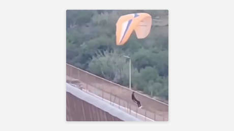 VIDEO: Un inmigrante intenta entrar a España con un parapente pero acaba detenido