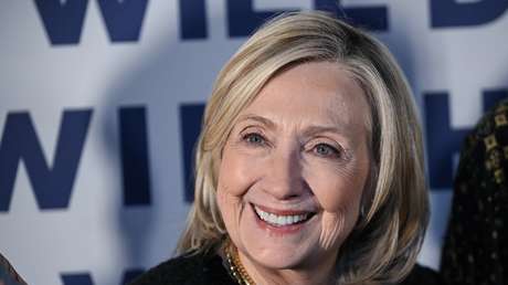 Hillary Clinton explica la presencia de la cómplice de Epstein en la boda de su hija